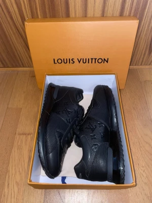 Louis Vuitton Runaway - Helt nya Louis Vuitton Runaway sneakers, de är i perfekt skick aldrig använda. Storlek 44 färg svart.