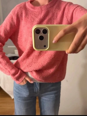 Rosa stickad tröja från ONLY - Säljer en söt rosa stickad tröja från ONLY. Tröjan har rund halsringning, långa ärmar och är gjord i ett mjukt, grovstickat material. Perfekt att matcha med jeans för en avslappnad look💕