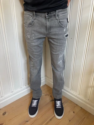 Replay Jeans - Slitna Replay Anbass Jeans - W29 L32 - Skick 9/10 - hör av dig vid minsta fundering!