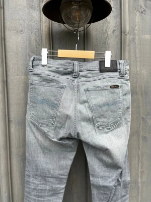 Nudie jeans  - Nudie jeans. Modell: Tube Tom. Strl: w28 L30. Bra skick och unik stitching. 