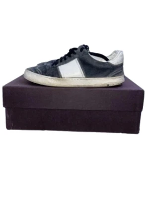 Valentino Flycrews - Säljer ett par snygga svarta och vita sneakers från Valentino. Skorna har en klassisk låg modell med rund tå och platt sula. Perfekta för dig som gillar stilrena och tidlösa sneakers med en exklusiv touch. 11/22 nitar