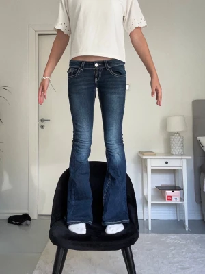 Gina tricot - Gina tricot jeans 14+ med väldigt coola fickor. Använda väldigt få gånger. Nypris: 399kr           Storlek: XS.      Jag är 167 cm lång                                                  Skriv vid frågor och funderingar💕 
