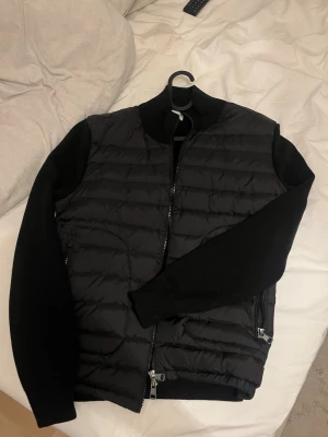 Moncler cardigan  - Bra höst jacka! Ny skick! Skickas ofta samma dag eller dagen efter köp! Inga scambud tack, Är i herrstorlek M men är unisex så funkar till både kille och tjej..