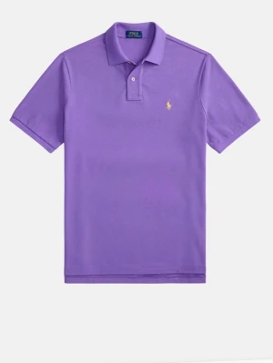 Lila pikétröja från Polo Ralph Lauren - Snygg lila pikétröja från Polo Ralph Lauren med klassisk krage och två knappar framtill. Tröjan har korta ärmar och den ikoniska broderade loggan i gult på bröstet. Perfekt till jeans eller shorts för en clean och stilren look.
