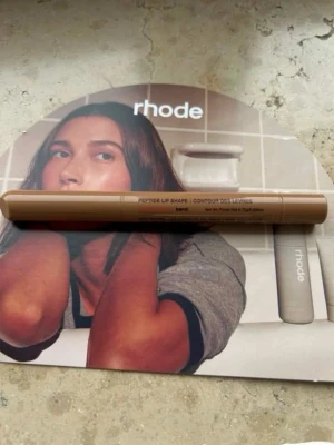 Rhode Peptide Lip Shape Bend - Rhode Peptide lip shape i färgen Bend, inköpt förra sommaren från rhode (orderbekräftelse finns och kan bifogas för äkthet), använd en del, se sista bilden för mängden som är kvar.