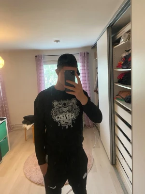 svart kenzo tröja  - svart tröja från kenzo, storlek M, väldigt snygg.
