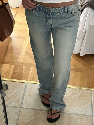 Tall jeans låg/mid midja - Så snygga ljusblå jeans med rak passform och låg/mid midja. Slutsålda. De är extra långa, jag är 177 cm för referens. 🤍Aldrig använda