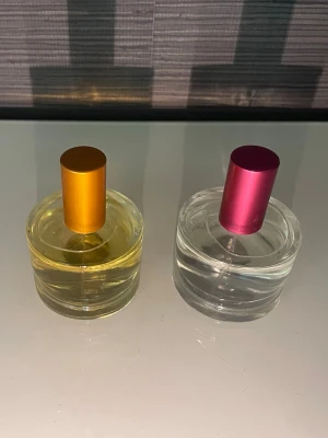 2 parfymer från Mary kay - Säljer två parfymer från Mary kay, en med gult lock som har lukten sparkling honeysuckle. Och den med rosa lock har lukten exotic passionfruit, säljer då de inte används längre