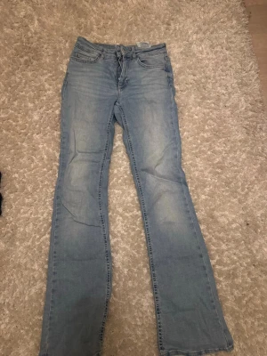 Ljusblå jeans - Säljer ett par ljusblå lätt bootcut/raka jeans från ONLY. Jeansen har klassisk femficksmodell, är low waist. Storlek 34. De är använda och lappen är lös där bak men inget man tänker på, annars fina i skicket💕