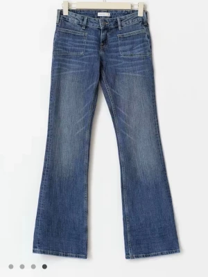 Jeans med låg midja - Ett par jeans med låg midja och utsvängda ben. Endast använda en gång så är som nya! Säljer då de är lite för kort för mig som är 167!  Pris går att diskuteras💕