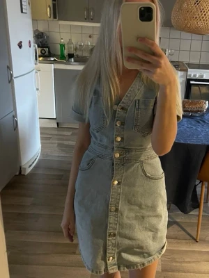 Jeansklänning - Jeansklänning i mycket bra skick