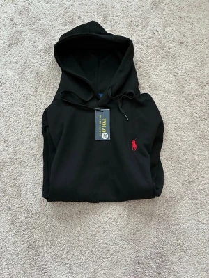 Helt ny Ralph lauren Hoodie  - Säljer denna sjukt snygga Ralph lauren hoodie! Helt ny! Storlek m men passar s! Nypris 2299kr! Dm vid frågor!
