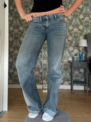 Populära Zara jeans  - Säljer dessa snygga lågmidjade och straight jeans från Zara i strl 36. Bra skick förutom längst nere vid kanten där de är ganska söndertrampade på vissa ställen. Passar till allt, säljer på grund av att de inte kommer till användning längre💞