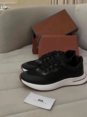 Svarta sneakers med vit sula LP - Stilrena svarta sneakers med vit, tjock sula och svarta skosnören. Ovandelen är i en mix av mesh och syntetmaterial för en sportig look. Passar perfekt till streetwear och casual outfits.