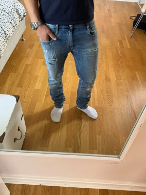 Replay aged jeans  - Replay anbass Jeans med slitningar och hål | skick 9/10 | Storlek 32/34 | Pris - 549kr | Modellen är ca 181cm lång | Hör av dig vid minsta fråga eller fundering!!