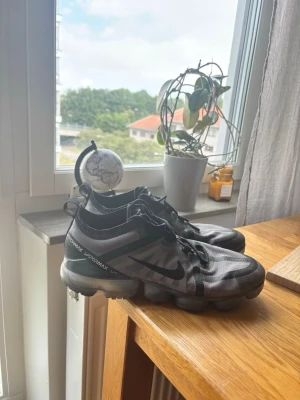 Nike vapormax 2019 - Säljer nu mina vapormax; Haft dom många år men knappt använt pga förliten storlek, väldigt väldigt bra skick och sparsamt använda, annan sula än orginal men inget som märks eller som man tänker på, hör av er vid intressere pris går alltid att diskutera. MVH😁
