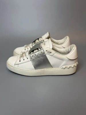 Valentino Skor - ‼️VI TAR EJ BYTEN‼️ Valentino sneakers | Skick: 7.5/10 | Storlek 35.5 -36 EU | ingår enbart skorna vid köp! | Fraktar inom 24H efter köp på köparens bekostnad 📦💨 | Hör av dig vid minsta fråga eller fundering 💭 