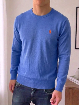 Blå tröja Ralph Lauren - Säljer en sjukt fet tröja från Ralph Lauren i färgen blå. Tröjan är i mycket bra skick då den har varit väl omhändertagen och är i strl M och sitter även som M. Hör gärna av er vid frågor elr funderingar!!