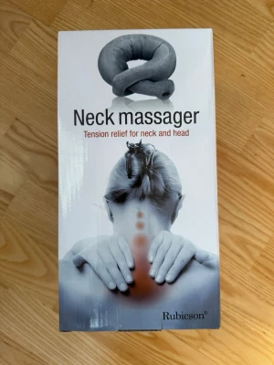Grå nackmassagekudde Rubicson - Säljer en helt oöppnad grå nackmassagekudde från Rubicson som ger avslappning för nacke och huvud. Kudden är mjuk och formad som ett U, perfekt för att lindra spänningar efter en lång dag. Två intensitetslägen för både massage och avslappning.