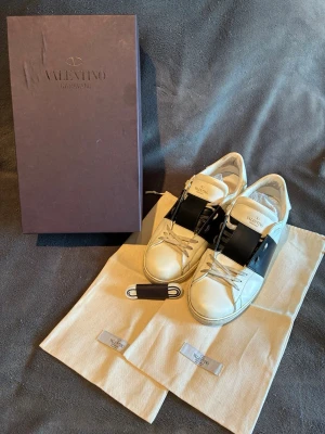 Valentino Open Garavani - Skor från Valentino | Storlek: 45 | Vit med svarta detaljer | Påse,box samt extra skosnöre följer med | Mer bilder kan fås, skriv vid frågor |