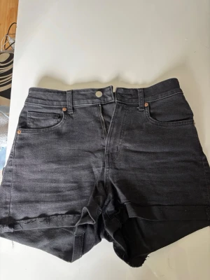 Svarta jeansshorts - Ett par svarta jeansshorts från HM. Säljer då det blivit för små för mig☺️ Använda en del men i fint skick☺️