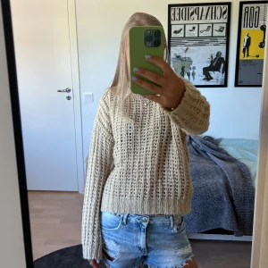 Beige grovstickad tröja i mohair - Beige stickad tröja i mohair och ull med grov & luftig struktur! Jättesmidig att bara slänga på sig när det blir kyligt🧡