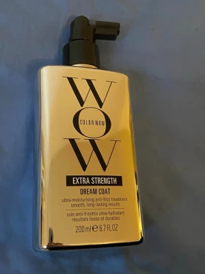 Color Wow Dream Coat Extra Strength - Color Wow Dream Coat Extra Strength är en hårbehandling som motverkar friss och ger långvarigt slätt resultat. Produkten kommer i en silverfärgad sprayflaska på 200 ml och är perfekt för dig som vill ha extra fukt och glans till håret.