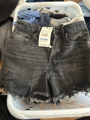 Grå högmidjade jeansshorts från ZARA - Helt oanvända fel storlek 