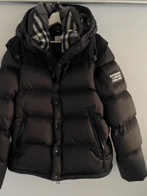 Vinterjacka - Passar även XL, mindre i storlek. Säljer nu min Burberry vinterjacka med avtagbara armar som blir en väst också! Jackan är i väldigt bra skick och är köpt från Farfetch i 2022. Den har använts väldigt varsamt. Jackan är i storlek XXL men är lite mindre i storleken.