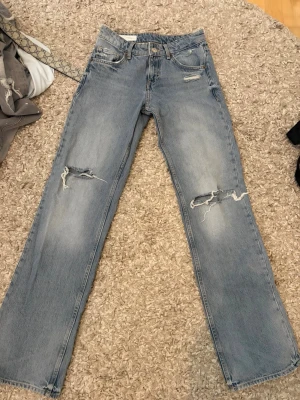 Populära zara jeans - Slutsålda zara jeans!! Jätte fint skick. Dom är i 32 men skulle säga att dom passar 34 med.  Byter jätte gärna mot en 34 eller 36!!