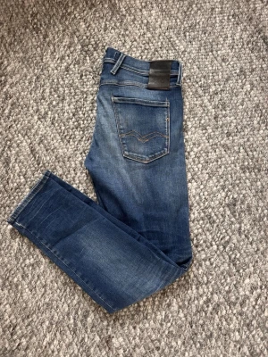 Replay anbass - Slim jeans från replay med snygg tvätt. Snygga slitningar här och där. modell Anbass Waist 31 length 32. Det finns inga dumma frågor