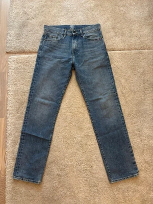 Carhartt Baggy Jeans - Indigo Blue Baggy Carhartt Jeans size 34. Mått finns på bilden. Rätt så högmidjade, bra y2k skater jeans. Endast använda en gång, som nya.