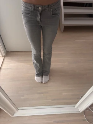 Grå flare midwaist jeans  - Jätte fina grå jeans med utsvängd -modell och midrise. I super bra skick🤍. Jeansen har klassiska fem fickor och stängs med knapp och dragkedja. Perfekta för en avslappnad och trendig look. Står inget märke 🤍🤍