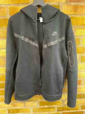 Nike tech flece  - En snygg svart Nike tech flece. Hör gärna av er!
