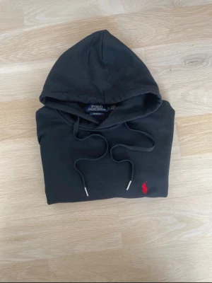 Polo Ralph Lauren Hoodie - Säljer en Ralph lauren hoodie knappt använd på grund av att den är för liten för mig. Skriv gärna om ni har några funderingar.