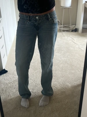 Ljusblå raka low waist jeans från Gina Tricot - Säljer Ljusblå lågmidjade jeans från Gina Tricot med klassisk femficksmodell och raka ben. Jeansen är tillverkade i denim och är perfekta för en avslappnad och trendig stil. Har används 1 gång och säljs då de inte kommit till användning, pris kan diskuteras och det är ink frakt. Storlek:34. Kontakta för mer information 🌸