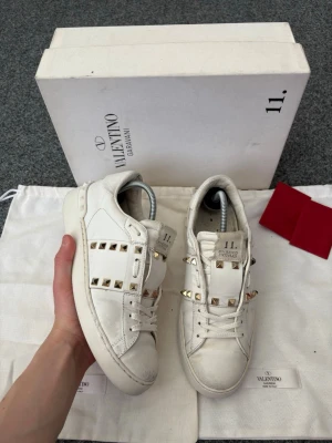Valentino rockstuds - Valentino rockstud | Storlek 38 1/2 | Tillbehör: Låda, dustbag, kort | Endast 1499:- | Tveka inte att höra av dig vid frågor | ladoelgato.resell