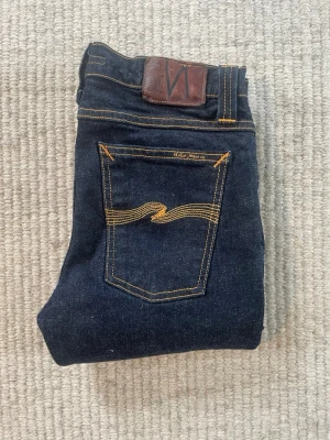 Mörkblå skinny jeans från Nudie - Nudie Jeans! Modell= Tube Tom! Hör av er vid minsta fundering! Priset sitter ej fastspikat vid snabb affär 🏬 W29 L32