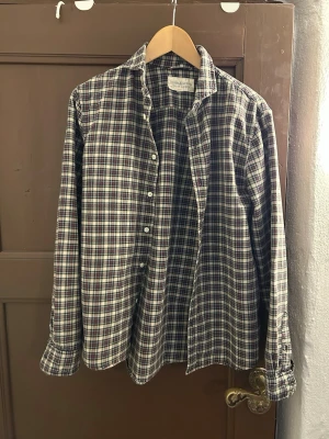 Rutig skjorta från Ralph Lauren S - Klassisk rutig skjorta från Ralph Lauren Denim & Supply i beige, blått och rött. Skjortan har knappar framtill och långa ärmar. Perfekt för dig som gillar avslappnad men ändå stilren look.