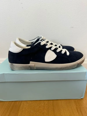 Philippe model skor  - Mörkblåa Philippe model skor i storlek 44. Aldrig använda. Bara att höra av sig vid funderingar! 
