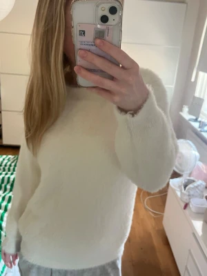 Vit fluffig stickad tröja Nitted - Stickad från nitted nyskick