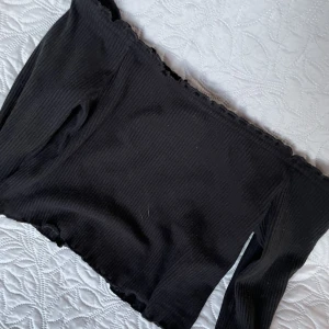 Svart tröja - Storlek xs från hm, köpt för 150kr men säljer för 50kr! Fin tröja inte jätte använd ser typ ny ut!❤️ganska kort för min smak men väldigt fin annars!