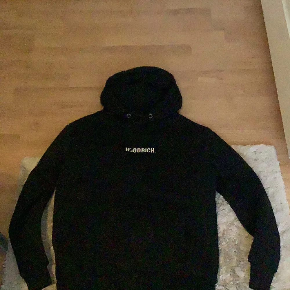 Har använt 1 gång därför säljer jag den. Den är helt ny den har inte ens varit tvättad 🖤. Hoodies.