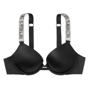 Victoria Secret bh - Victoria secret bh med glittriga band. Köpt i somras för 799kr och knappt blivit använd så är i väldigt fint skick!❤️