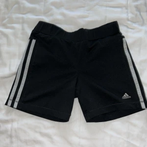 Träningsshorts - Korta adidasshorts 
