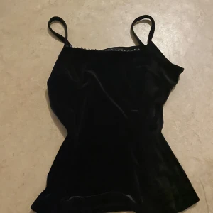 svart topp - jättefin svart topp med diamantdetaljer. mocha material, använder inte så säljer.