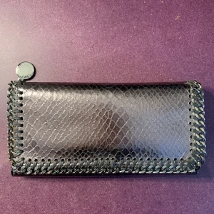 Stella McCartney plånbok - En superfin helt oanvänd Stella McCartney plånbok. Får plats med mycket kort samt andra saker. Nypris 2900