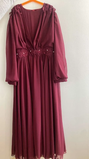 Klänning  - Säljer nu en vinröd klänning i stl 46. På bilden med gröna klänningen så ser man hur den ser ut på 
