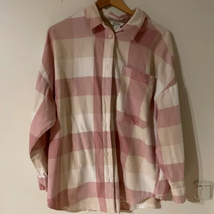 Oversised rosarutig skjorta, stl XS  - Så bekvämt tyg, är oversised så skulle säga att den passar XS-M