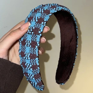 Diadem Beck söndergaard - Oanvänt diadem från Beck Söndergaard! Fullkomligt älskar denna men har för många diadem🥰 nypris är 449 kr & jag säljer för 120 kr + 13 kr frakt ❤️pärlor!